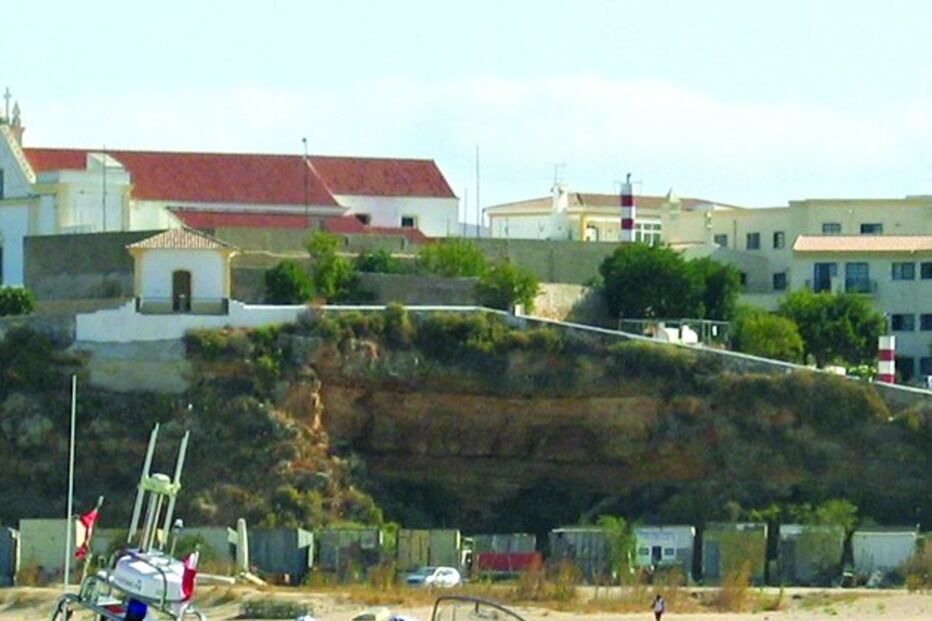 Raparigas salvas na praia da Rocha