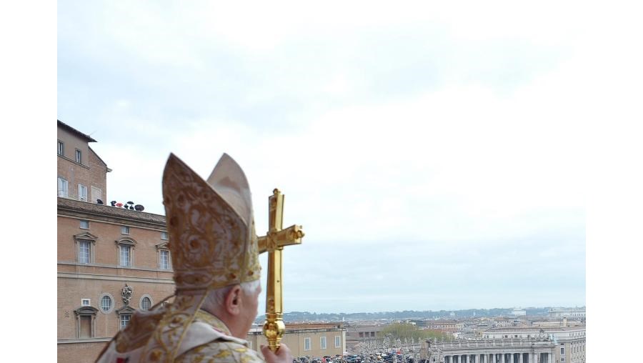 O Papa Bento XVI, ontem, na Praça de S. Pedro, durante a habitual missa pascal