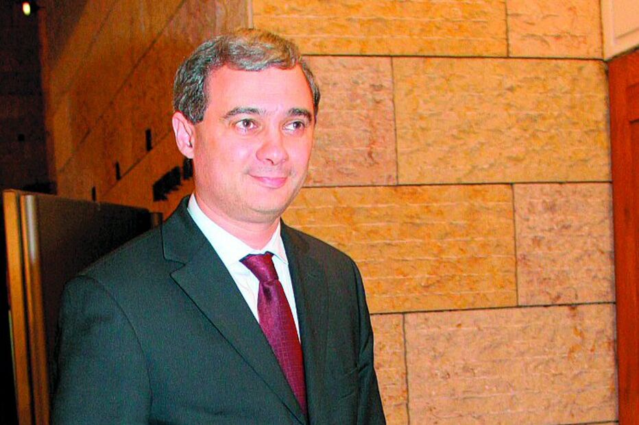 Governo minimiza saída de director