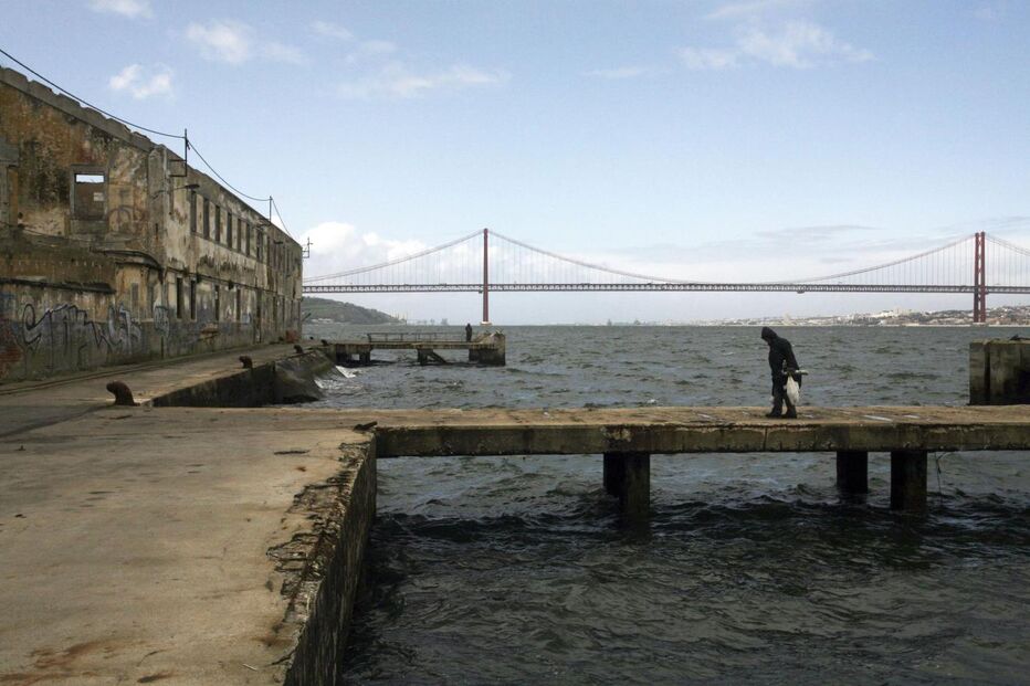 O cais do Ginjal, em Almada, vai ser requalificado pela Câmara, num investimento de 3 milhões de euros. As obras deverão estar terminadas no Verão de 2011. Uma outra intervenção de fundo está prevista para quando o plano de pormenor estiver concretizado. (José Coelho/Lusa)