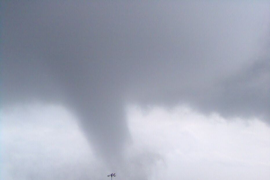 Minitornado lança pânico e destruição (C/VÍDEOS)