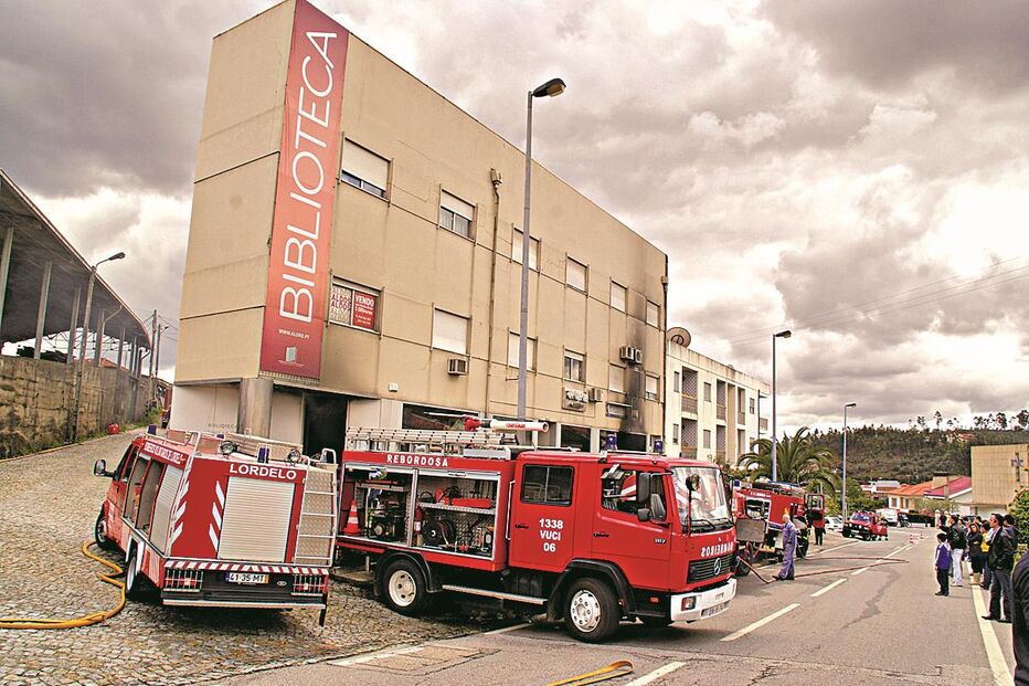 Incêndio destrói dezoito mil livros