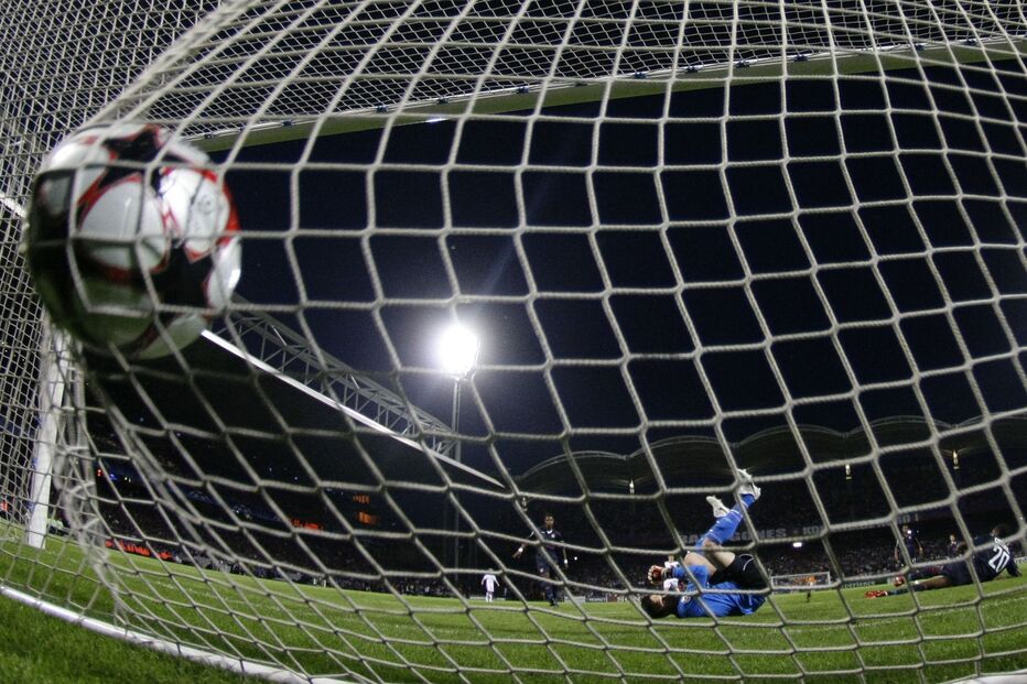 Hugo Lloris, do Lyon, deixa entrar o golo do Bayern de Munique no jogo da Liga dos Campeões. (Michael Dalder/Reuters)