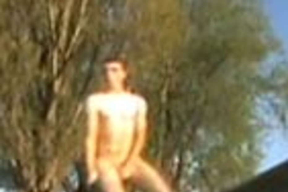 Jovem pratica skate nu (COM VÍDEO)