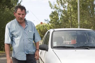 Fogem da cadeia e roubam carro