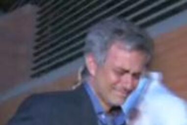 Mourinho chora como uma criança no ombro de Materazzi