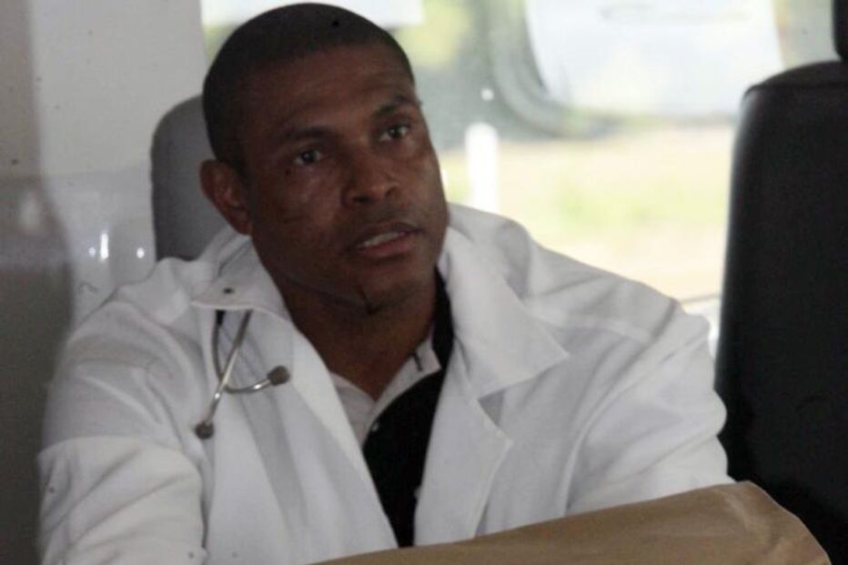 Espetou agulhas na filha deficiente 