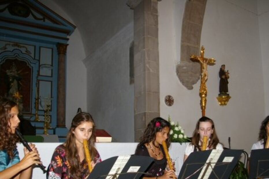 Música coral e flautas encontram-se na Igreja