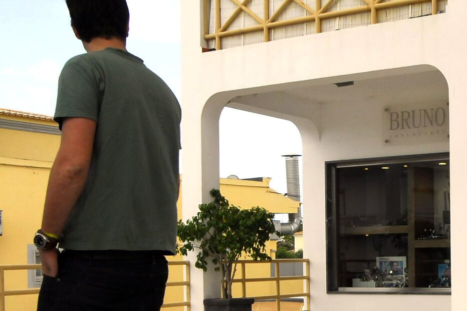 Furto de relógios e artigos de ouro