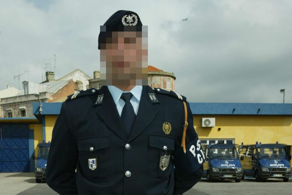 Polícias pagam as fardas  