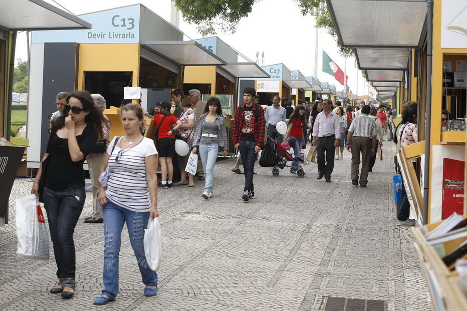 Muitos foram os que ontem aproveitaram a ligeira descida de temperatura para subir e descer o Parque Eduardo VII à procura de boas leituras no último dia da Feira do Livro de Lisboa. Segue-se a edição do Porto, a partir de 1 de Junho. (Sérgio Lemos)