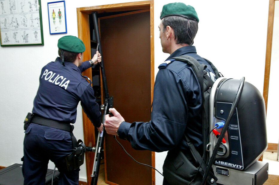 Polícia guarda porta arrombada dez dias  