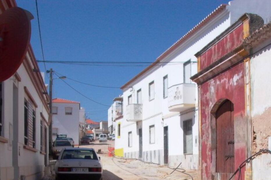 Alcantarilha critica obras paradas 