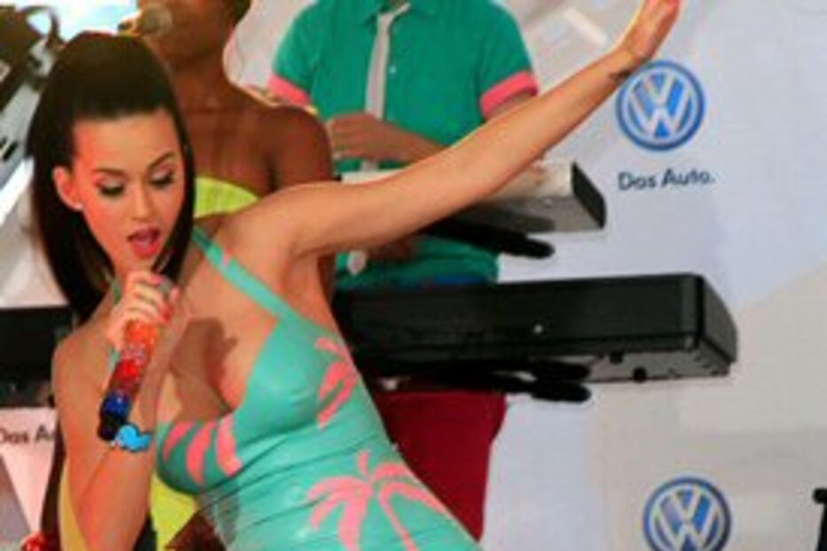 Katy Perry traída pelo vestido