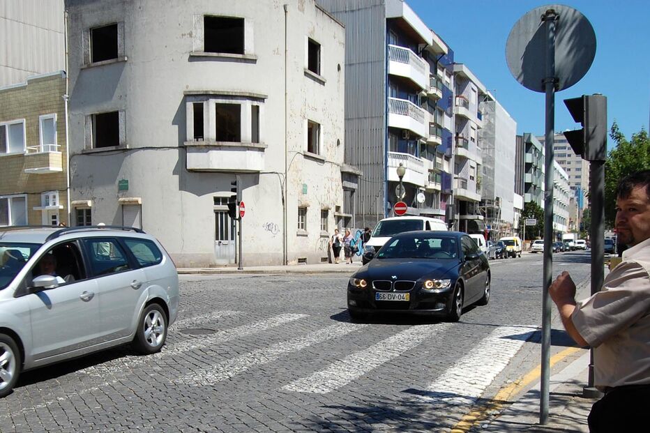 Atropelada na passadeira por autocarro   