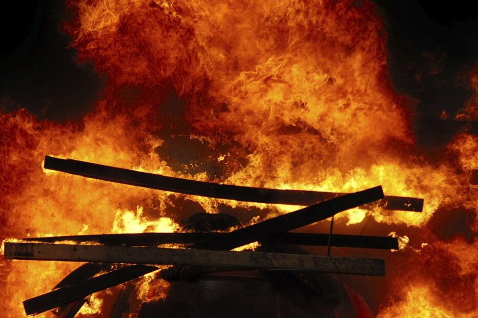 Gang lança fogo a carro de polícia