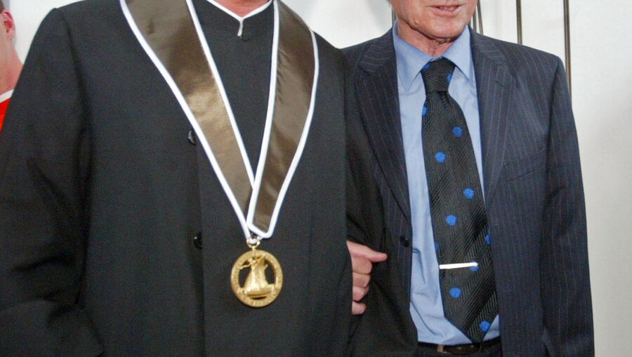 José Mourinho, aqui com o pai, na cerimónia de doutoramento Honoris Causa