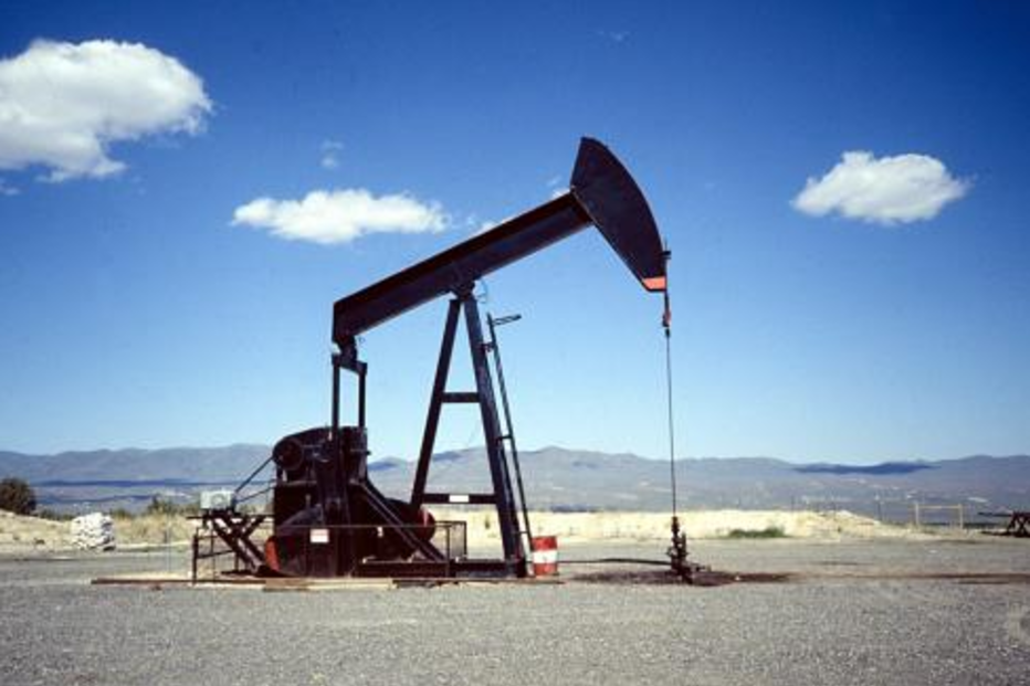 Petróleo próximo de máximos de cinco meses