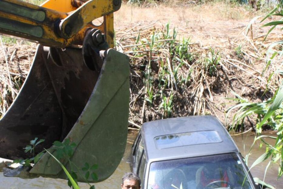 Batem e atiram carro à água