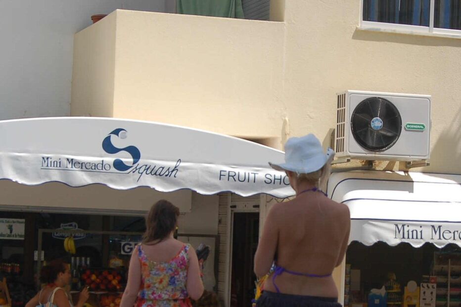 Duo encapuzado leva quase 2 mil €