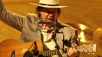 Neil Young critica Google por explorar músicos