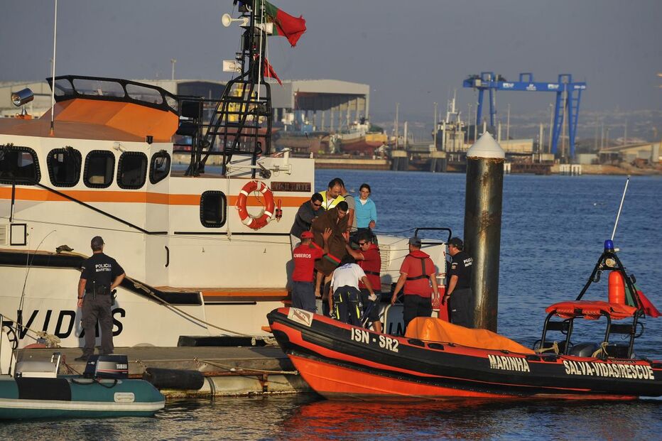 Dois mergulhadores estiveram ontem hora e meia à deriva no mar, na zona da ilha de Farilhões, nas Berlengas, em Peniche. Os dois homens foram resgatados por socorristas do ISN a duas milhas daquela ilha.(Carlos Barroso)
