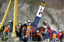 Mineiros recebidos em festa pelas famílias e equipas de socorro