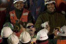 Mineiros recebidos em festa pelas famílias e equipas de socorro