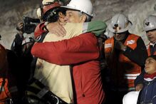 Mineiros recebidos em festa pelas famílias e equipas de socorro