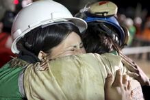 Mineiros recebidos em festa pelas famílias e equipas de socorro