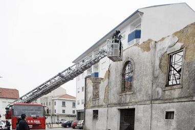 Gaia: Fachada de edifício desaba sobre automóveis