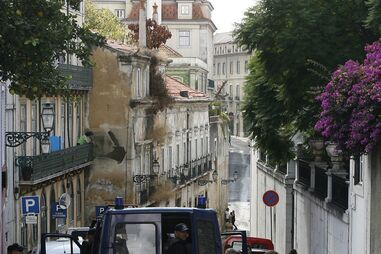Polícia atacado à facada por gang