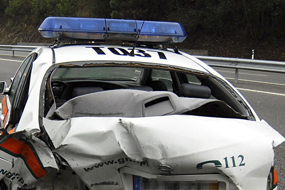 Carro da GNR atingido por viatura em despiste