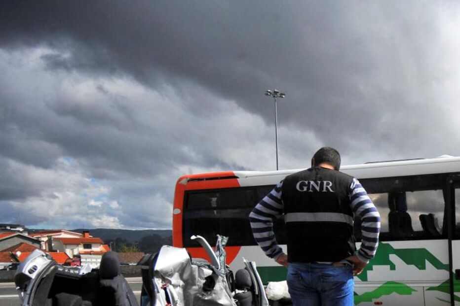 Quatro mortos e dez feridos em colisão no IP4 