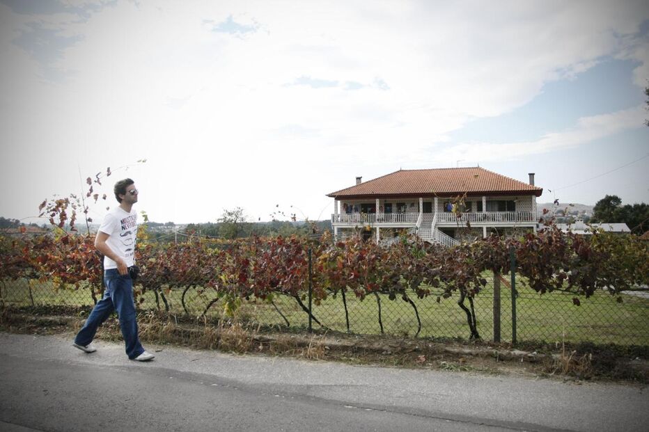 Foge de casa ao ver marido agredir filhas