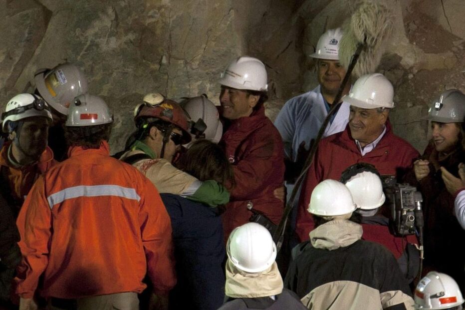 Mineiros recebidos em festa pelas famílias e equipas de socorro