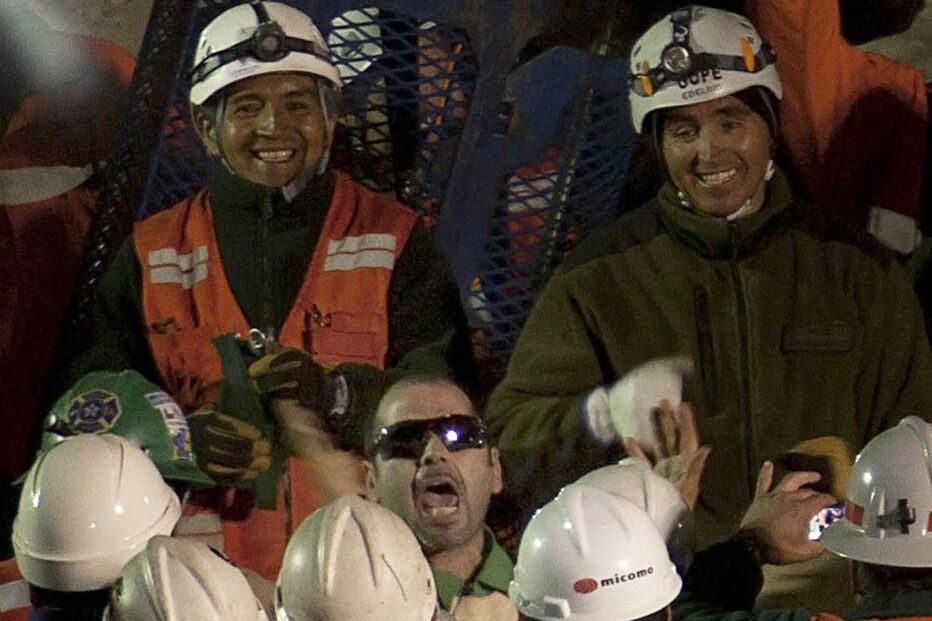 Mineiros recebidos em festa pelas famílias e equipas de socorro