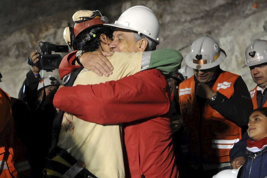 Mineiros recebidos em festa pelas famílias e equipas de socorro