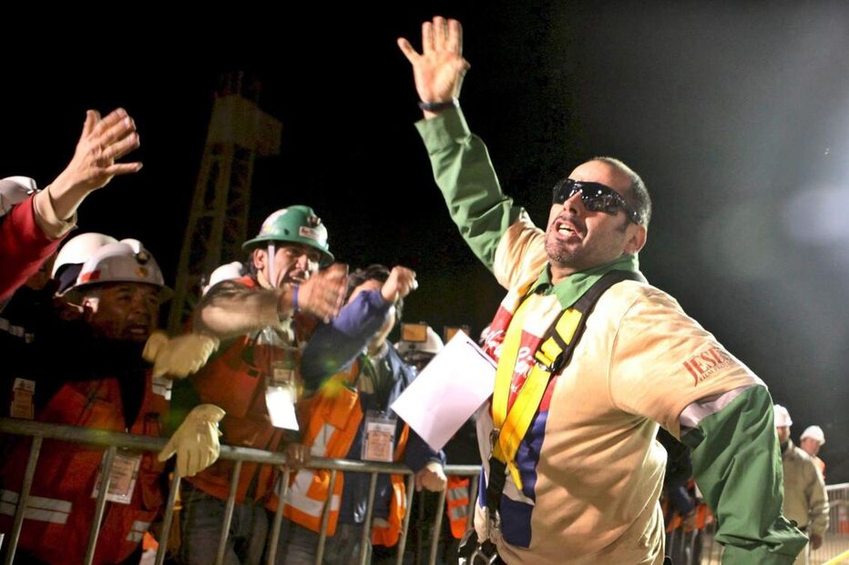 Mineiros recebidos em festa pelas famílias e equipas de socorro