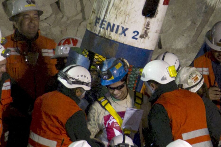 Mineiros recebidos em festa pelas famílias e equipas de socorro