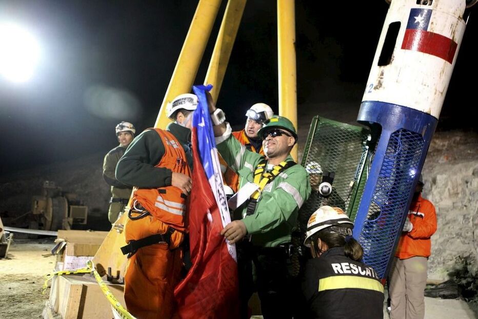 Mineiros recebidos em festa pelas famílias e equipas de socorro