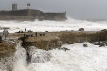 Mar agitado encerrou barras