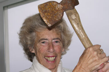 Machado, aviões, idosa