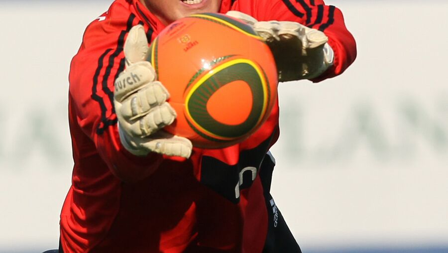 Oblak, de 17 anos, era seguido pelo Aston Villa e pelo Liverpool, mas acabou por assinar contrato com o Benfica 