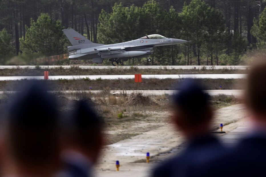 Um caça F-16 descola durante o curso europeu de formação de pilotos instrutores, o FWIT, comparado ao Top Gun americano, na Base Aérea n.º 5, em Monte Real, que ontem recebeu a visita do chefe do Estado-Maior da Força Aérea e do ministro da Defesa. (Paulo Cunha/Lusa)