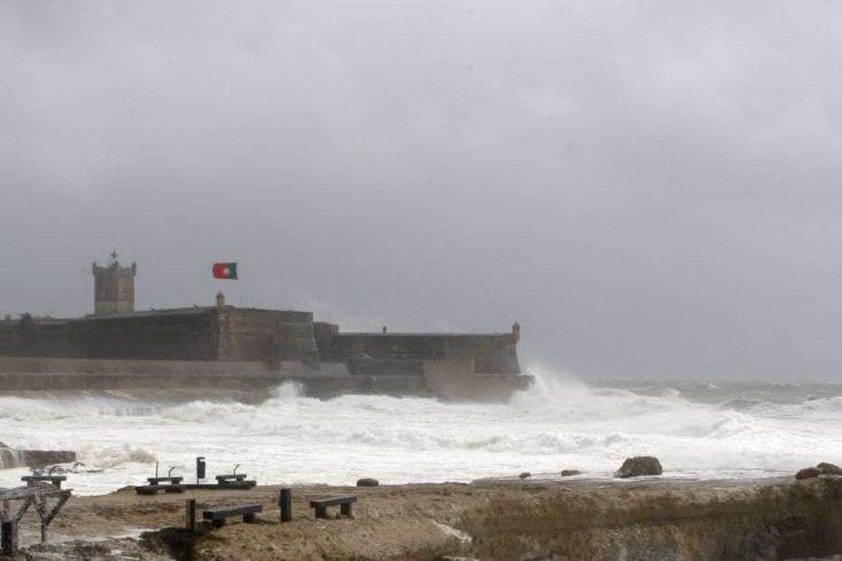Mar agitado encerrou barras