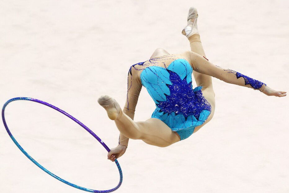A chinesa Hou Yanan compete no campeonato de ginástica ritmíca durante os Jogos Asiáticos, em Guangzhou. (How Hwee Young/Epa) 