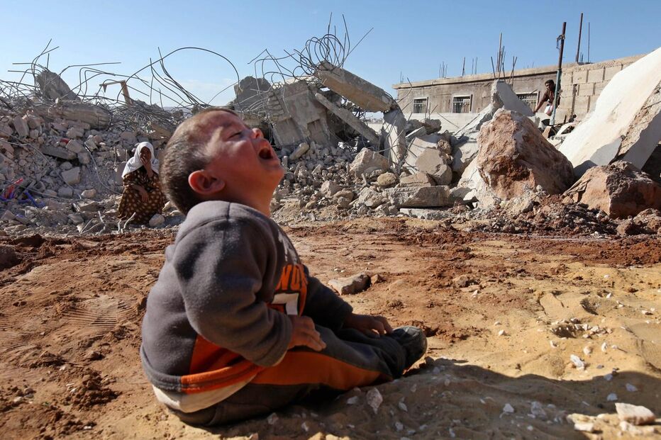 Um menino palestiniano chora junto aos destroços da casa de família, em West Bank, destruída pela artilharia israelita. (Abed al hashamoun/Epa)