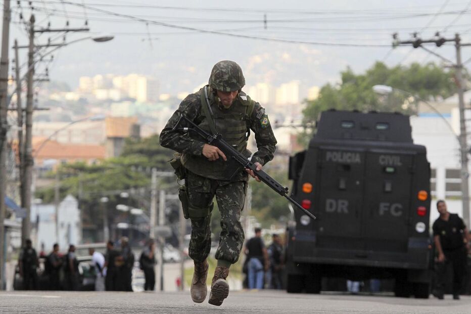 Exército e Polícia Militar tomam favela no Rio de Janeiro