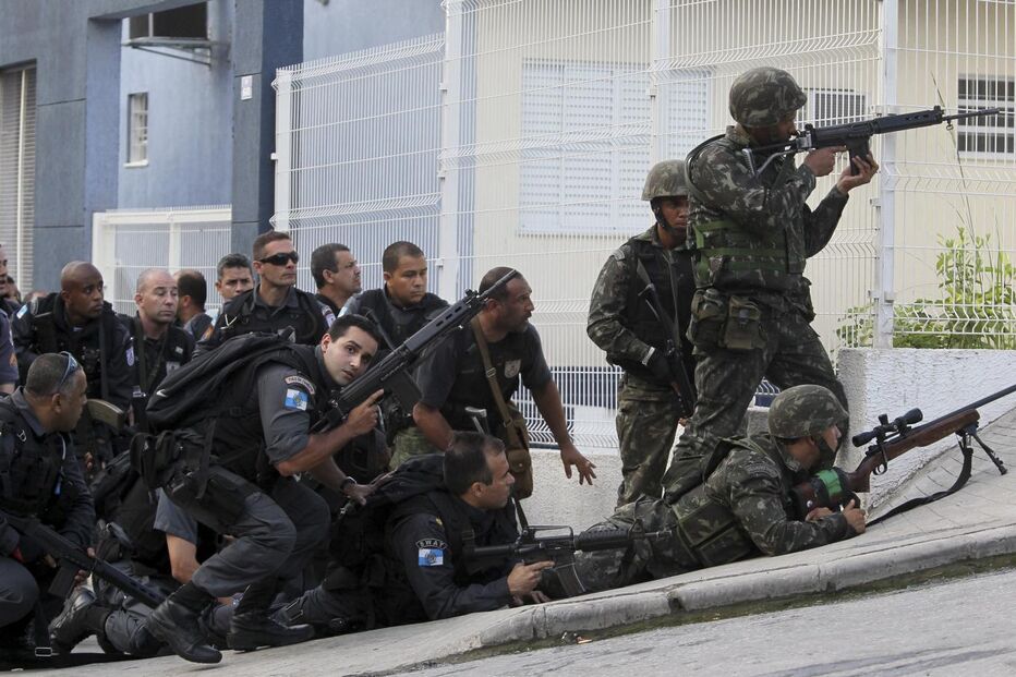 Exército e Polícia Militar tomam favela no Rio de Janeiro